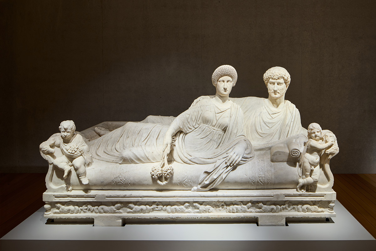 Sarcophagus depic%ng the Labors of Hercules and Lid with Reclining Couple - MT 420 © Fondazione Torlonia, PH Agostino Osio